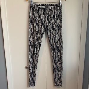 Suzy Shier Soft Black Gray & White Feather Printed Leggings Size Medium